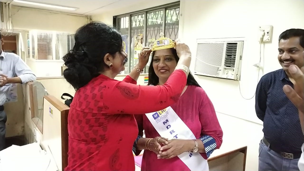 Honouring for Diamond of the Year of Branch 88G by Branch Manager Mrudula Chauhan.