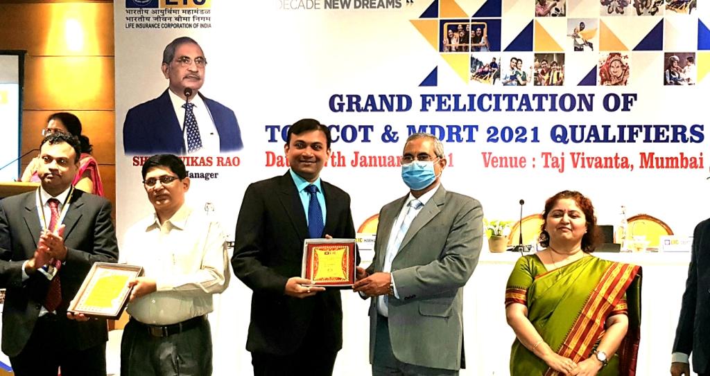 FELICITATED BY PRESTIGIOUS TROPHY OF MDRT(USA-2021) AT TAJ VIVANTA.