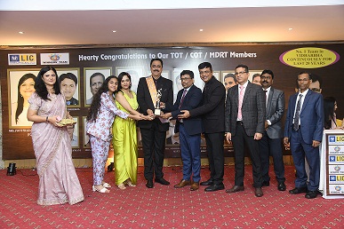 MR. MANOJ PAWA HONOURED FOR ACHIVING MDRT 16) MRS.