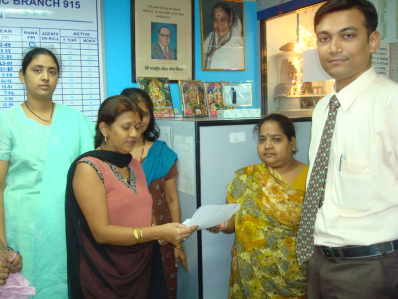 GIVING DEATH CLAIM CHEQUE TO A NOMINEE OF POLICY HOLDER.