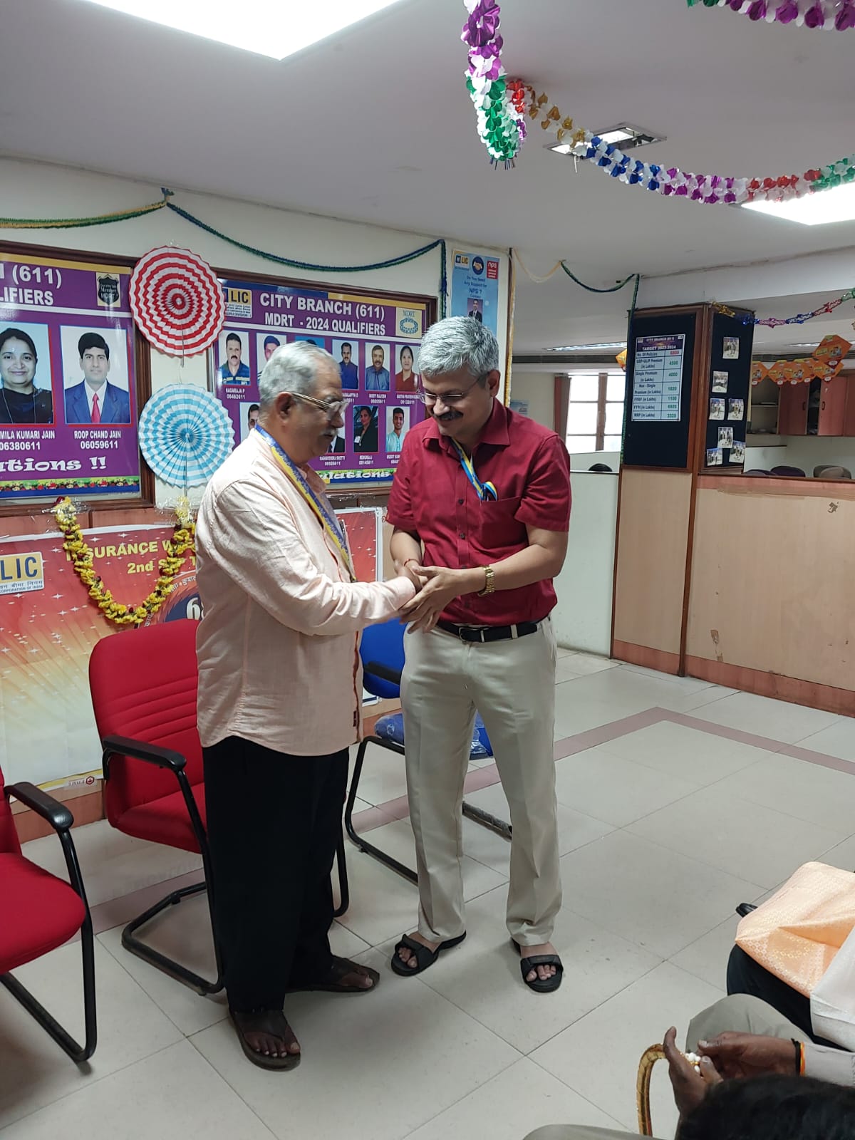 Gangadhar K, with LIC Medal, joining is Smt. Aruna Kumari-DO, Raghavendran-Branch Manager, Smt. Sujatha ABM