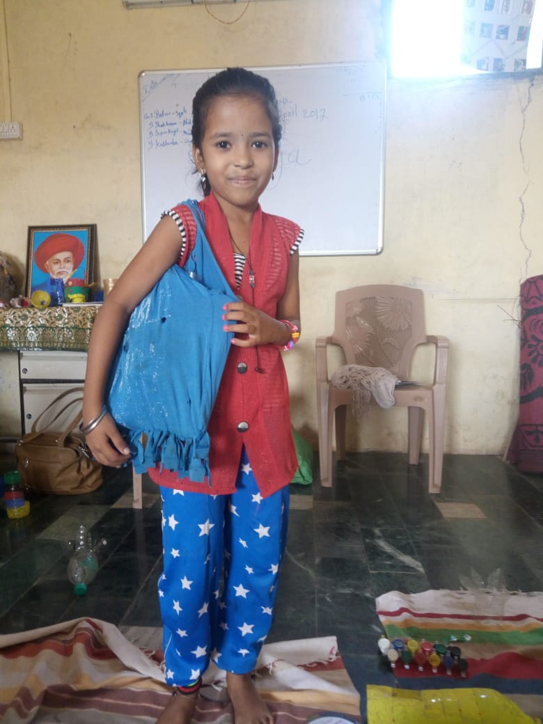 Plastic bhgao kapde ka bag apna o prayavar bachao ke antargat Hand bag making activity done