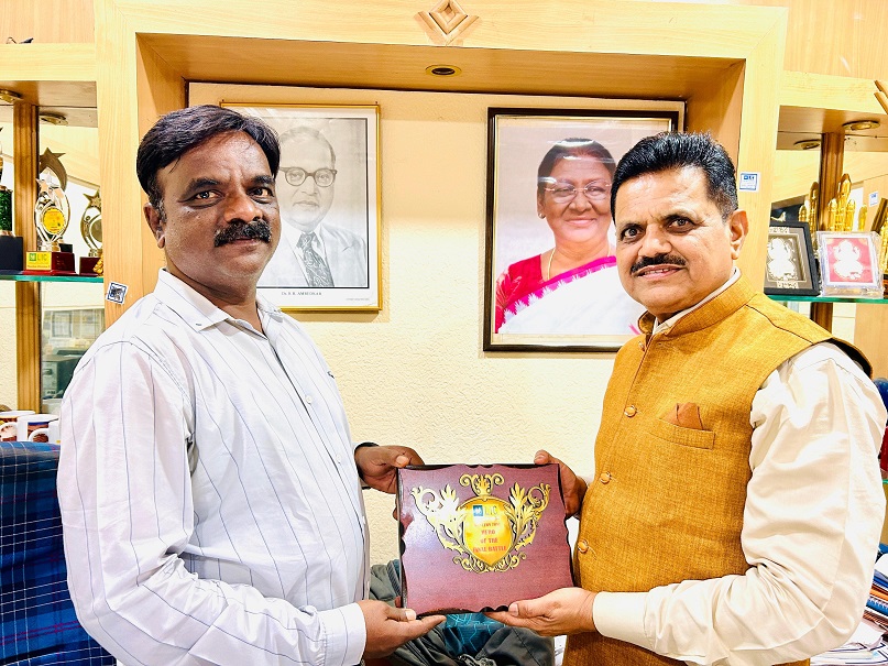 MDRT 2025 TROPHY GIVEN BY Satellite Manager Mr. Ajit Phanse