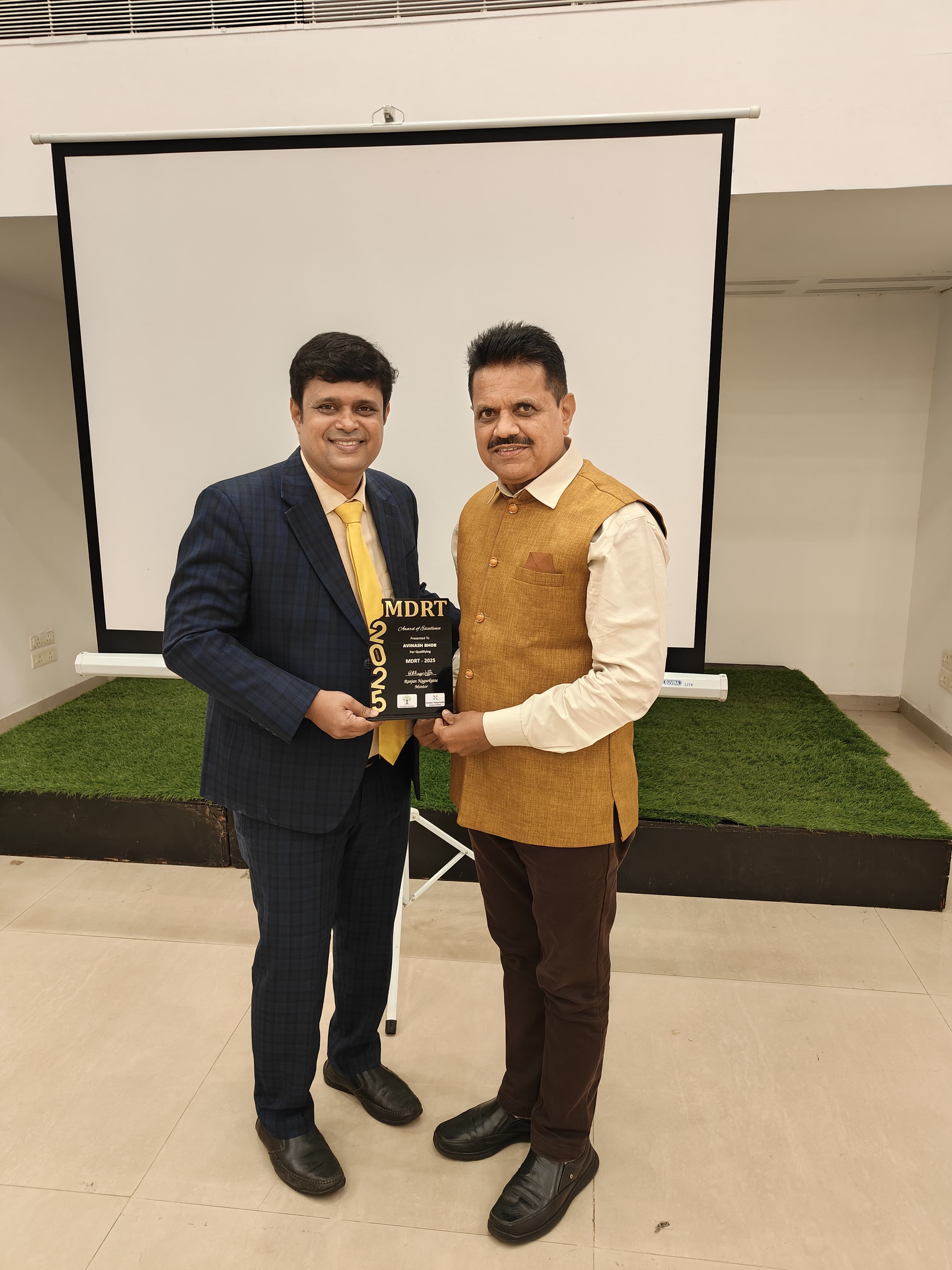MDRT 2025 TROPHY GIVEN BY MENTOR RANJAN NAGARKATTE SIR