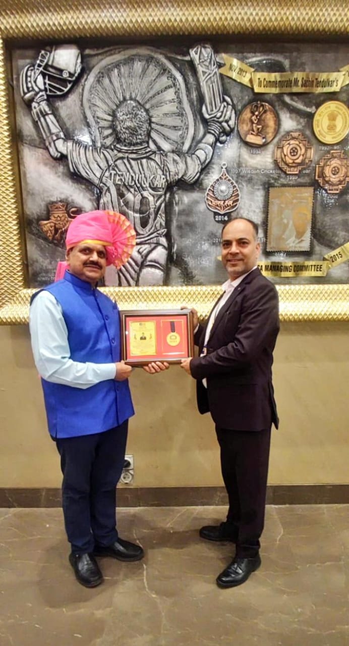 MDRT 2025 TROPHY PHOTO  WITH LIC SBM MOHIT CHUTANI