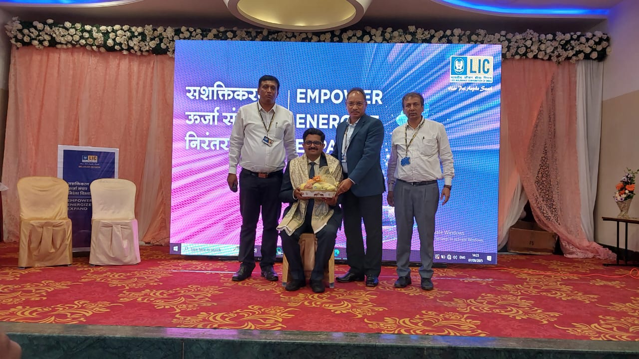 Mr. Sudheendra Adiga had the privilege of addressing the Prospective MDRT Advisors Conference, organized by LIC Belgaum Division.