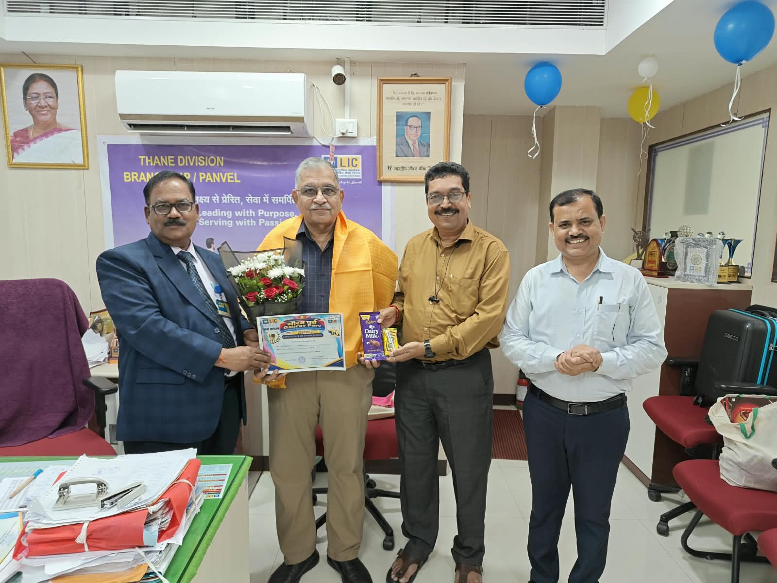 Shri Dilip Sonavane, Chief Manager, felicitating Shri Deepak Lala.  Next, Shri K. B. Agarwal, SBA, and Shri Vijay Muneshwar, ABMS.